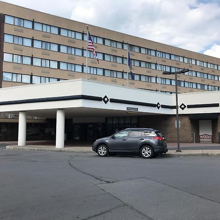 Delta Hotels By Marriott Utica Buitenkant foto