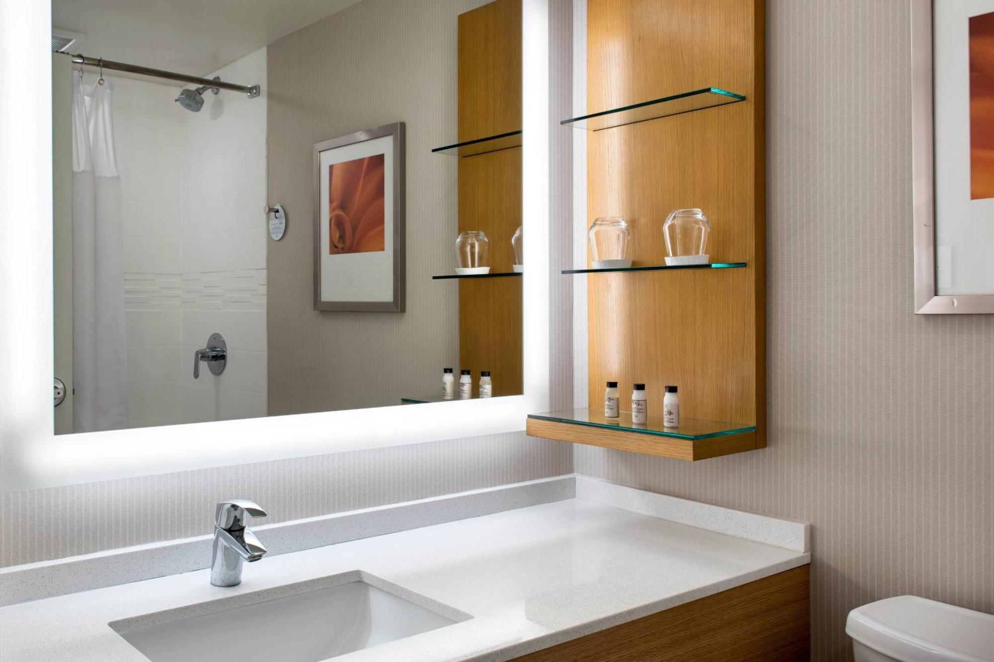 Delta Hotels By Marriott Utica Buitenkant foto